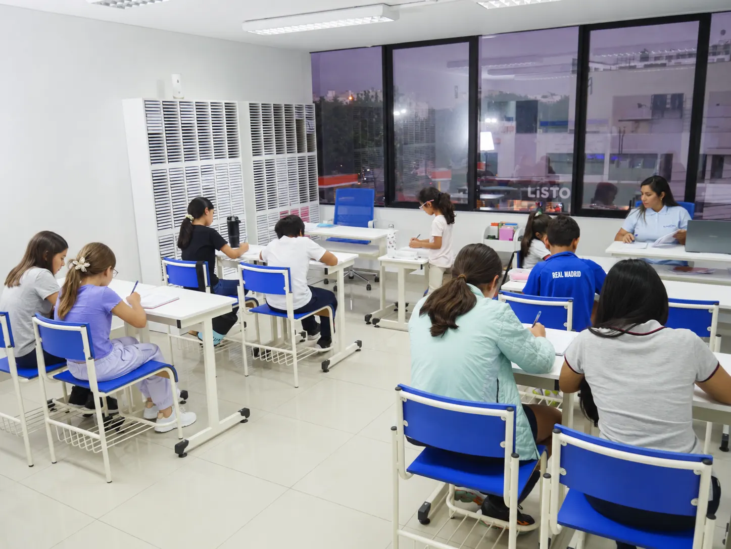 Alumnos de Kumon concentrados en sus actividades de estudio